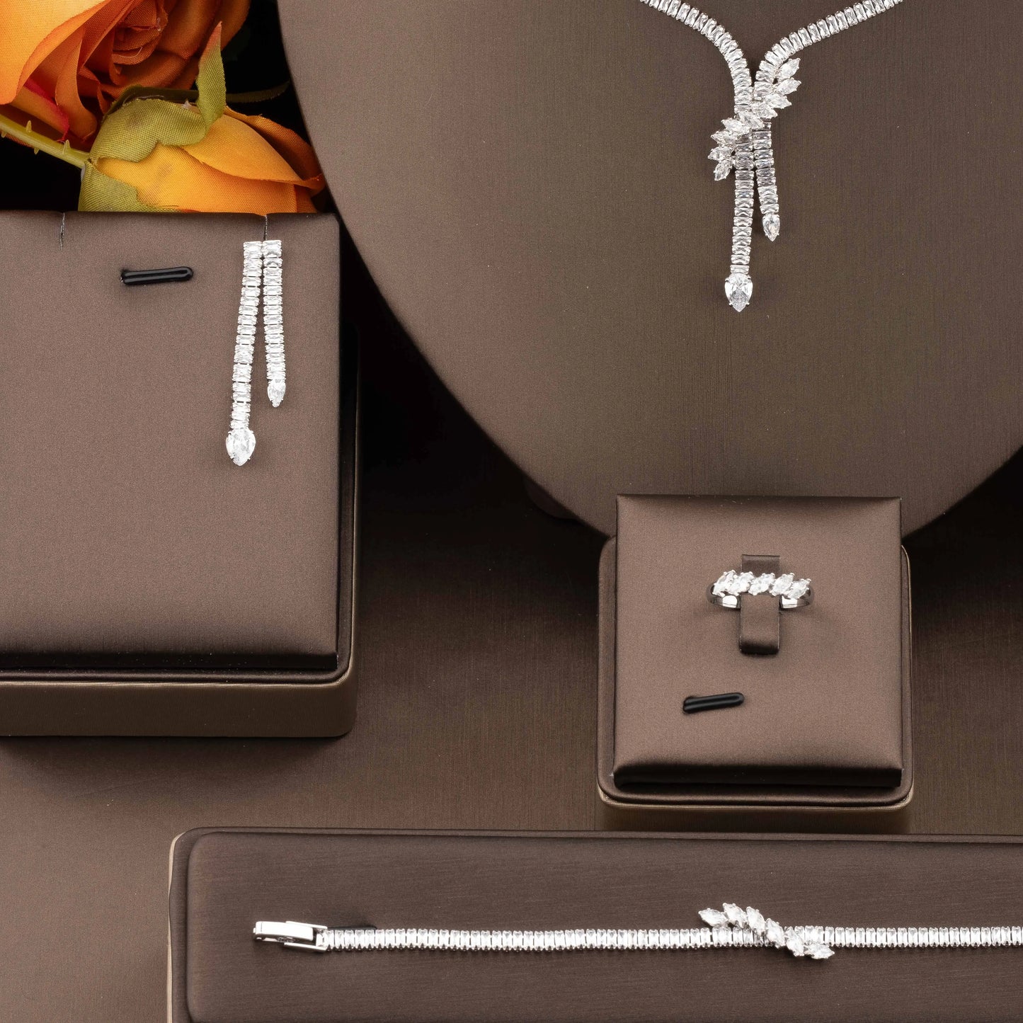 1 Set of High-Quality Luxurious and Elegant Cubic Zirconia Vine Design Jewelry Set Suitable for Women to Wear at Weddings and Banquets. Gift Box Not Included